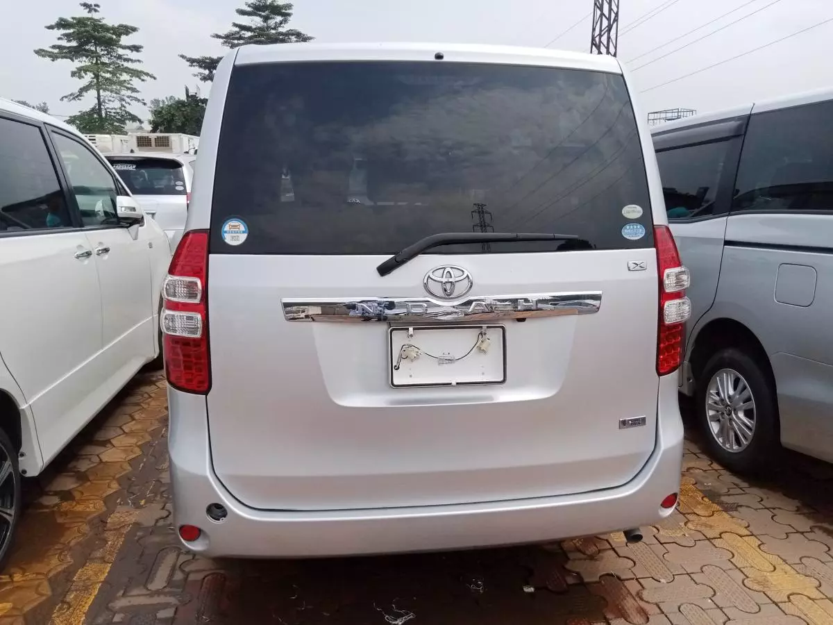 Toyota Noah   - 2009