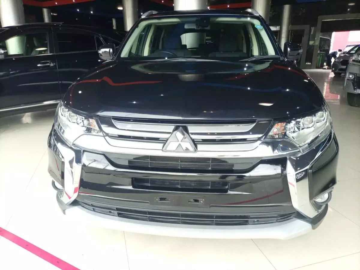 Mitsubishi OUTLANDER - 2015