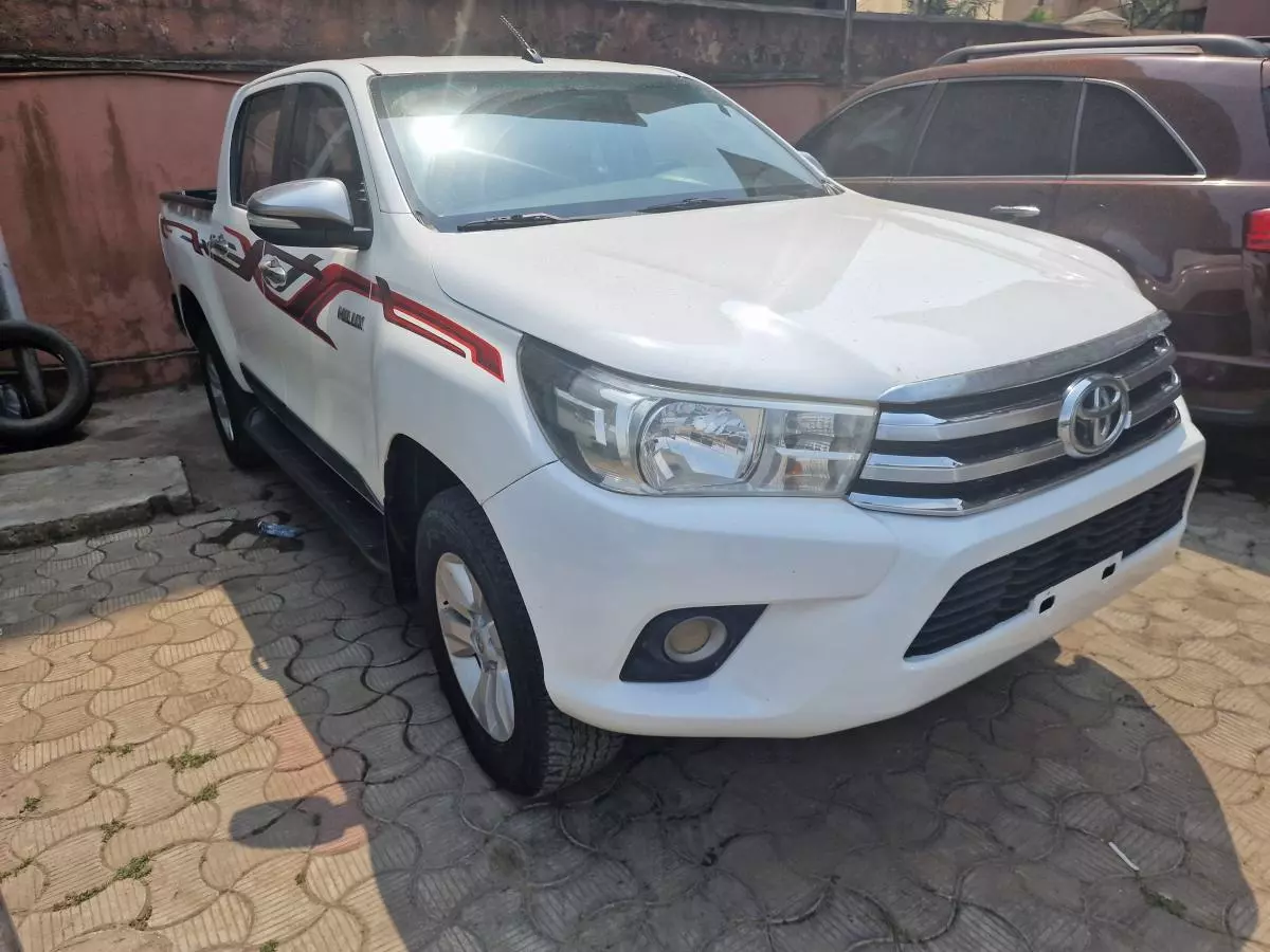 Toyota Hilux   - 2016