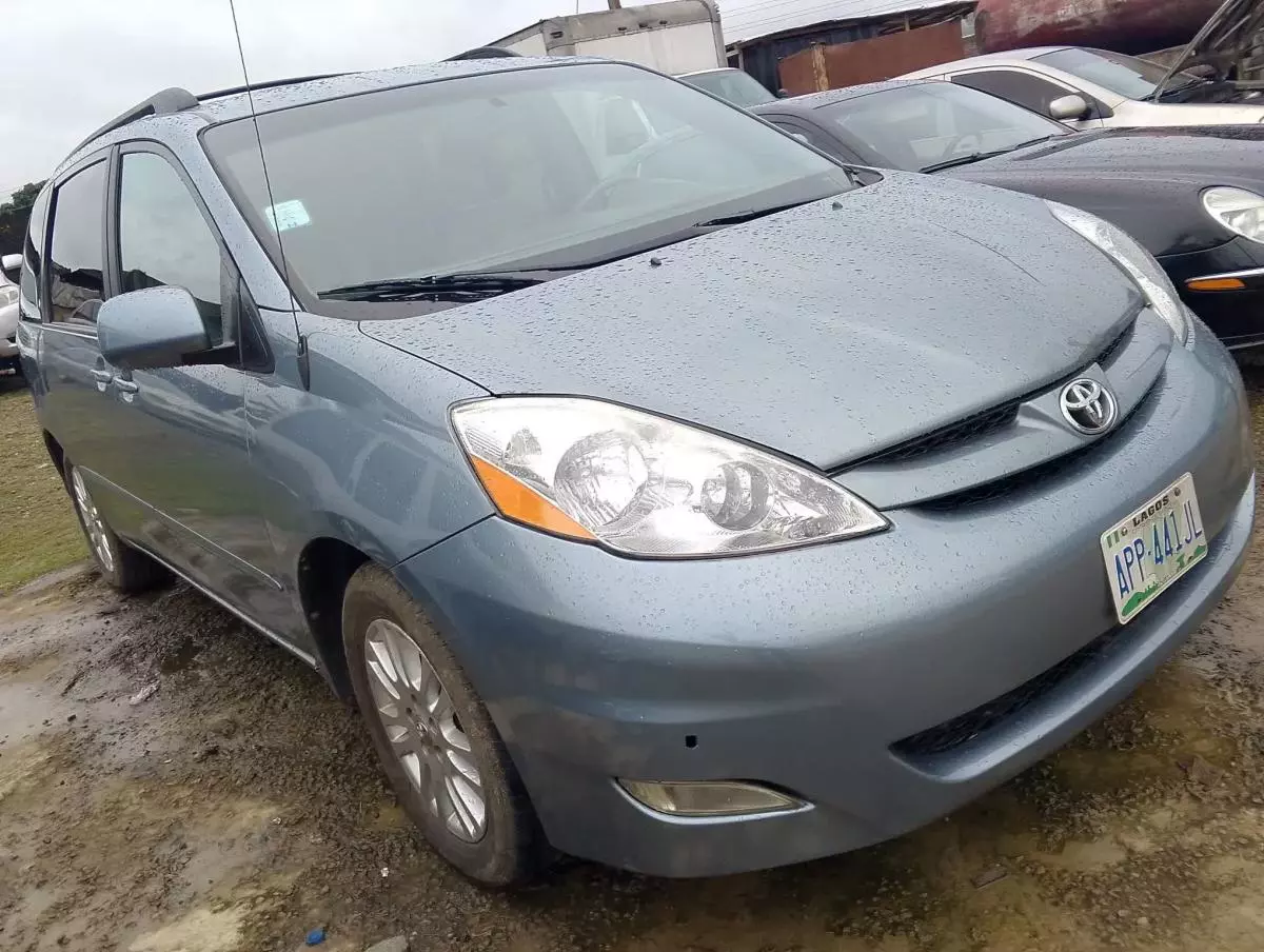 Toyota Sienna   - 2010