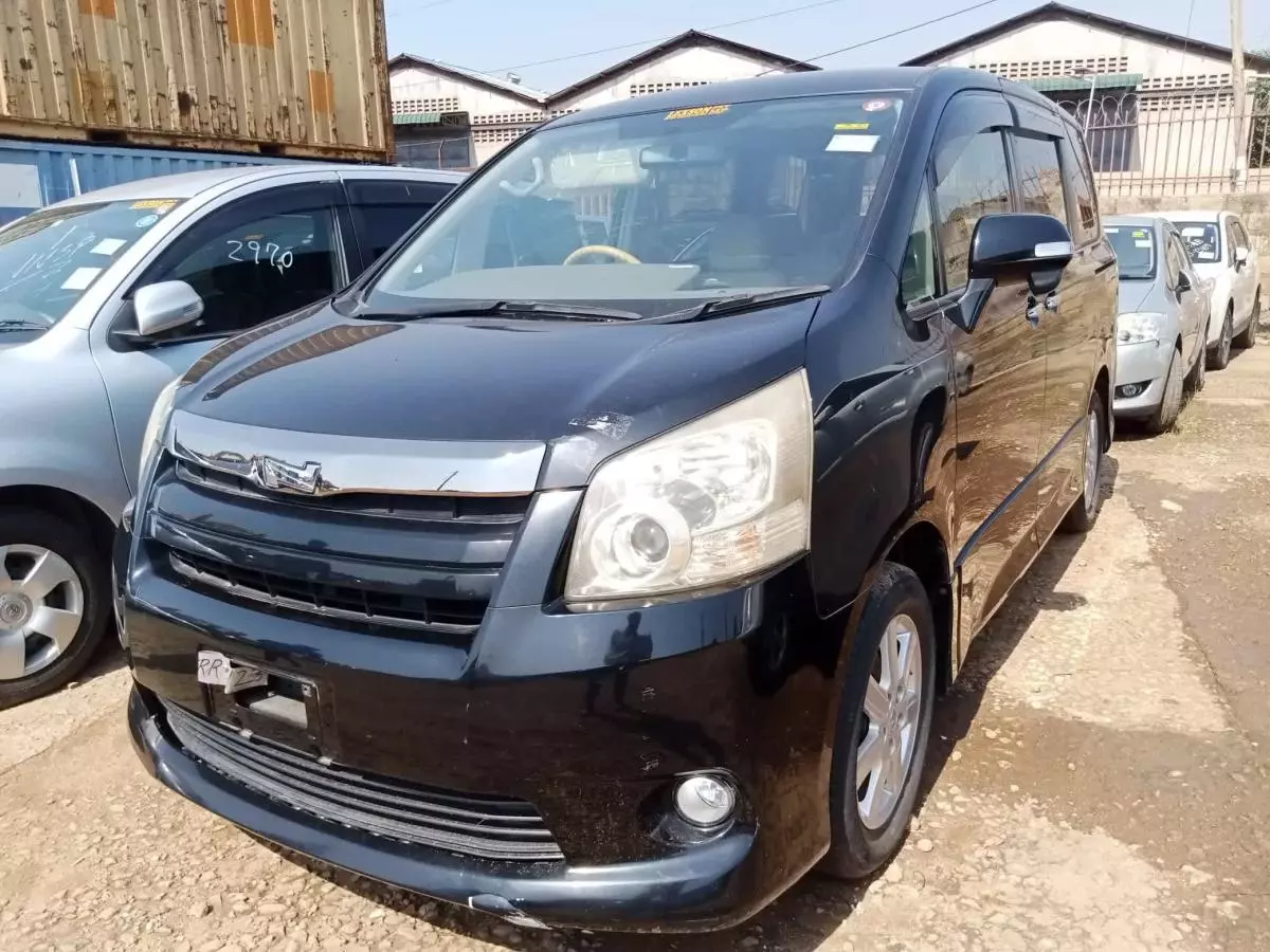 Toyota Noah   - 2010