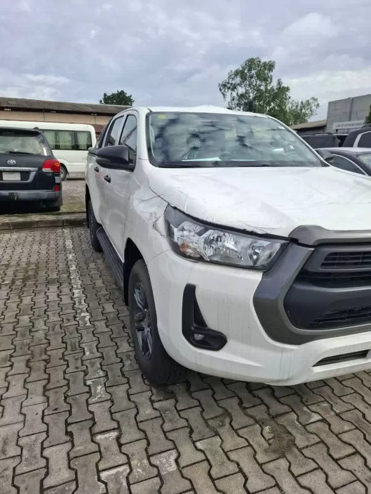 Toyota Hilux   - 2024