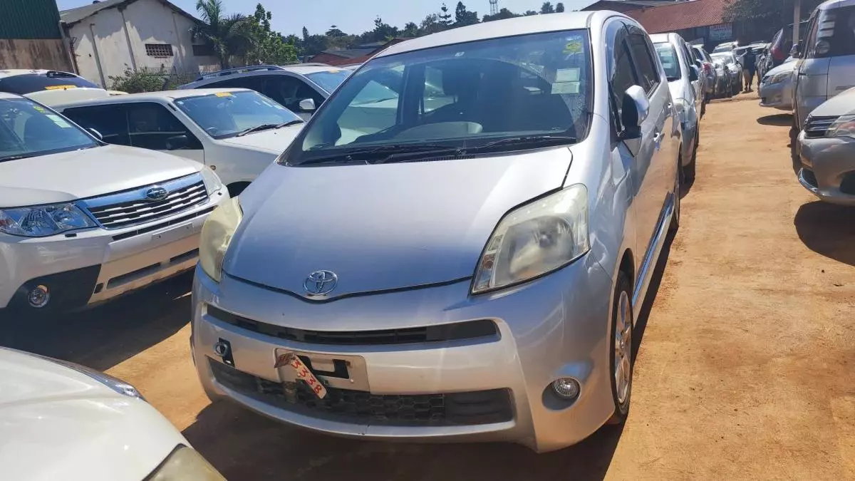 Toyota Passo Sette   - 2011