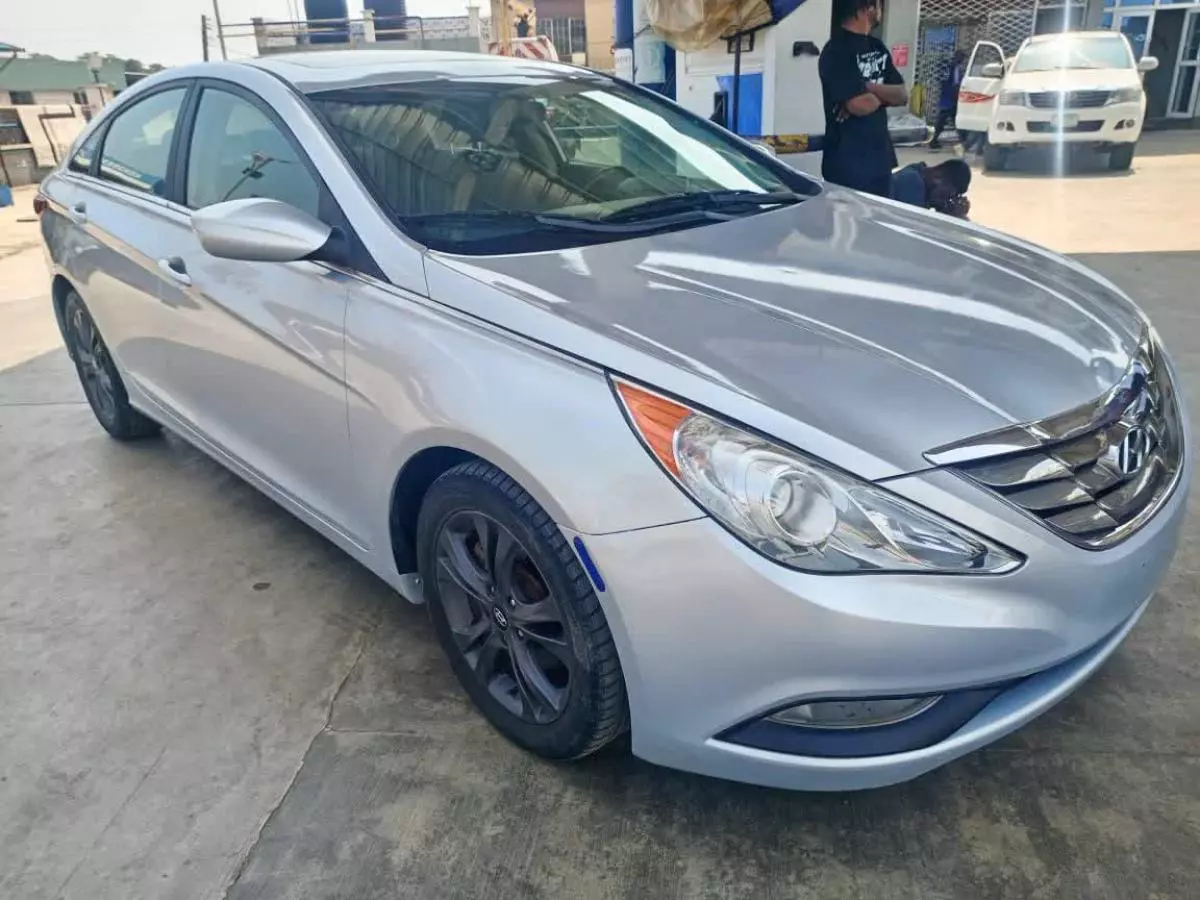 Hyundai Sonata   - 2013