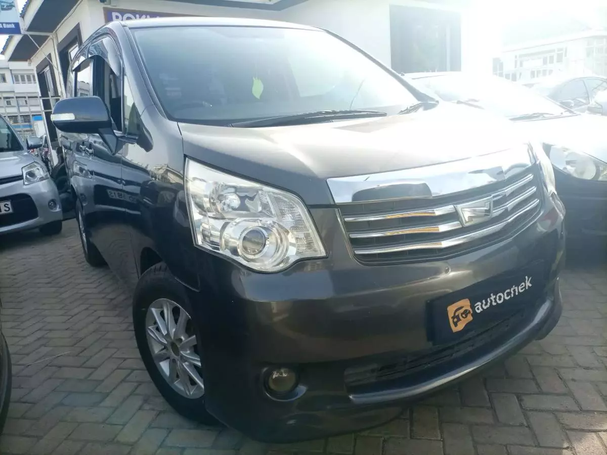 Toyota Noah - 2013