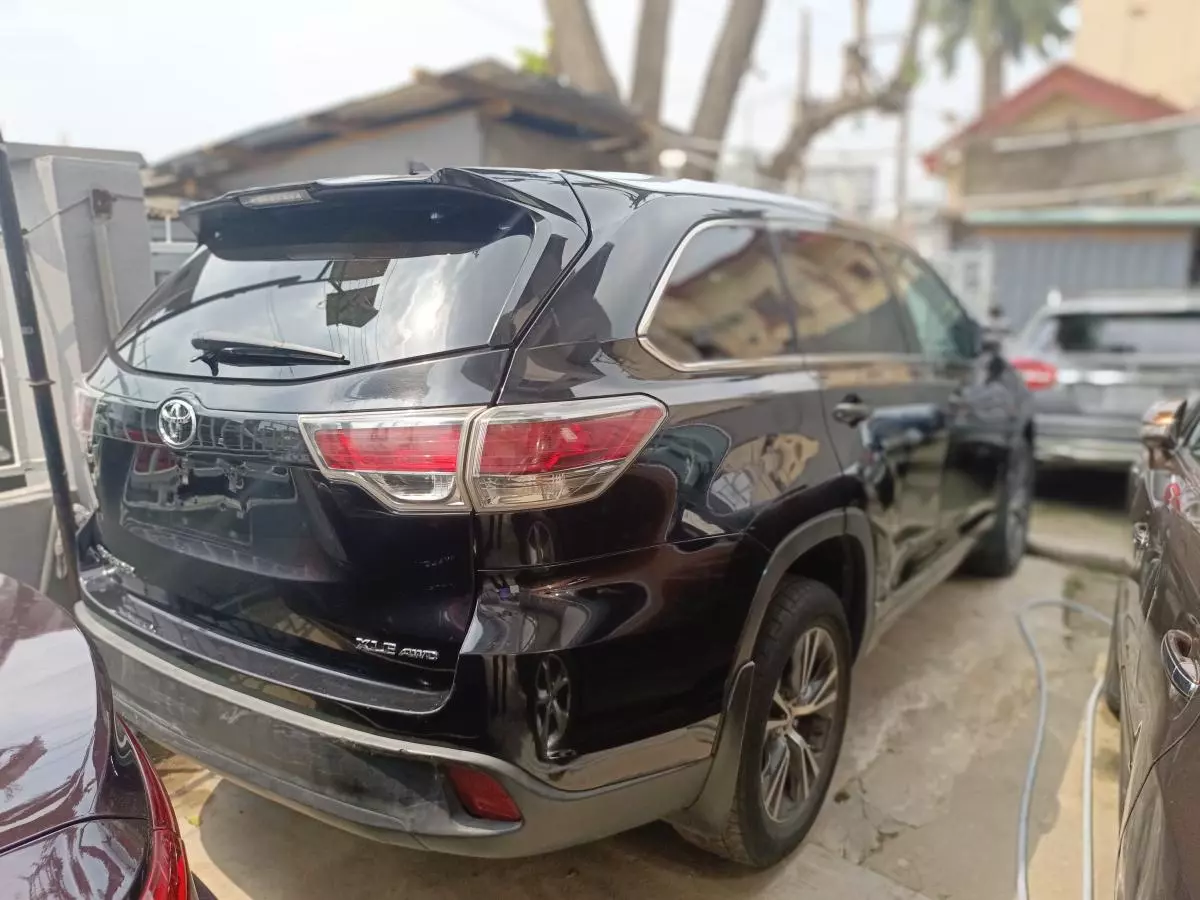 Toyota Highlander   - 2016