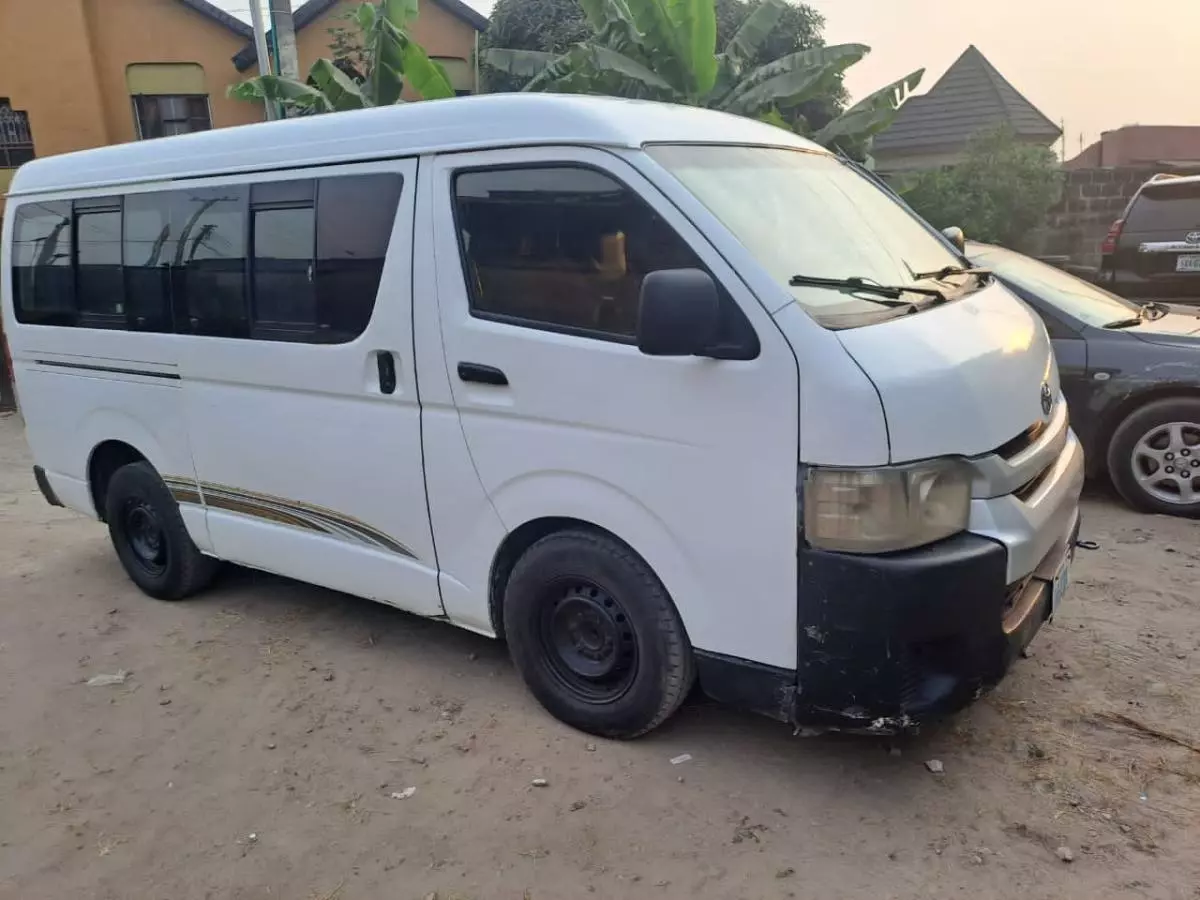 Toyota Hiace   - 2012