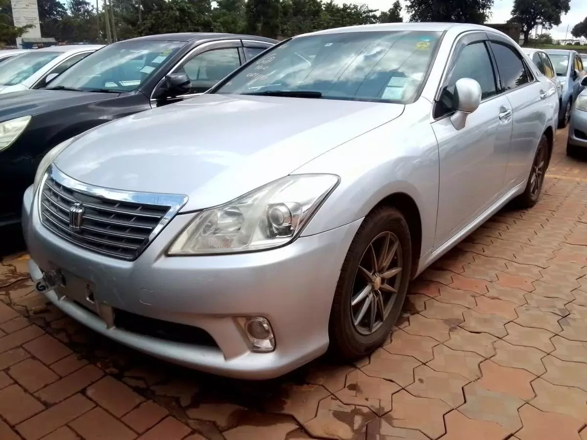 Toyota Crown   - 2010