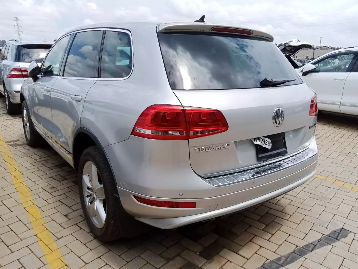 Volkswagen Touareg   - 2011