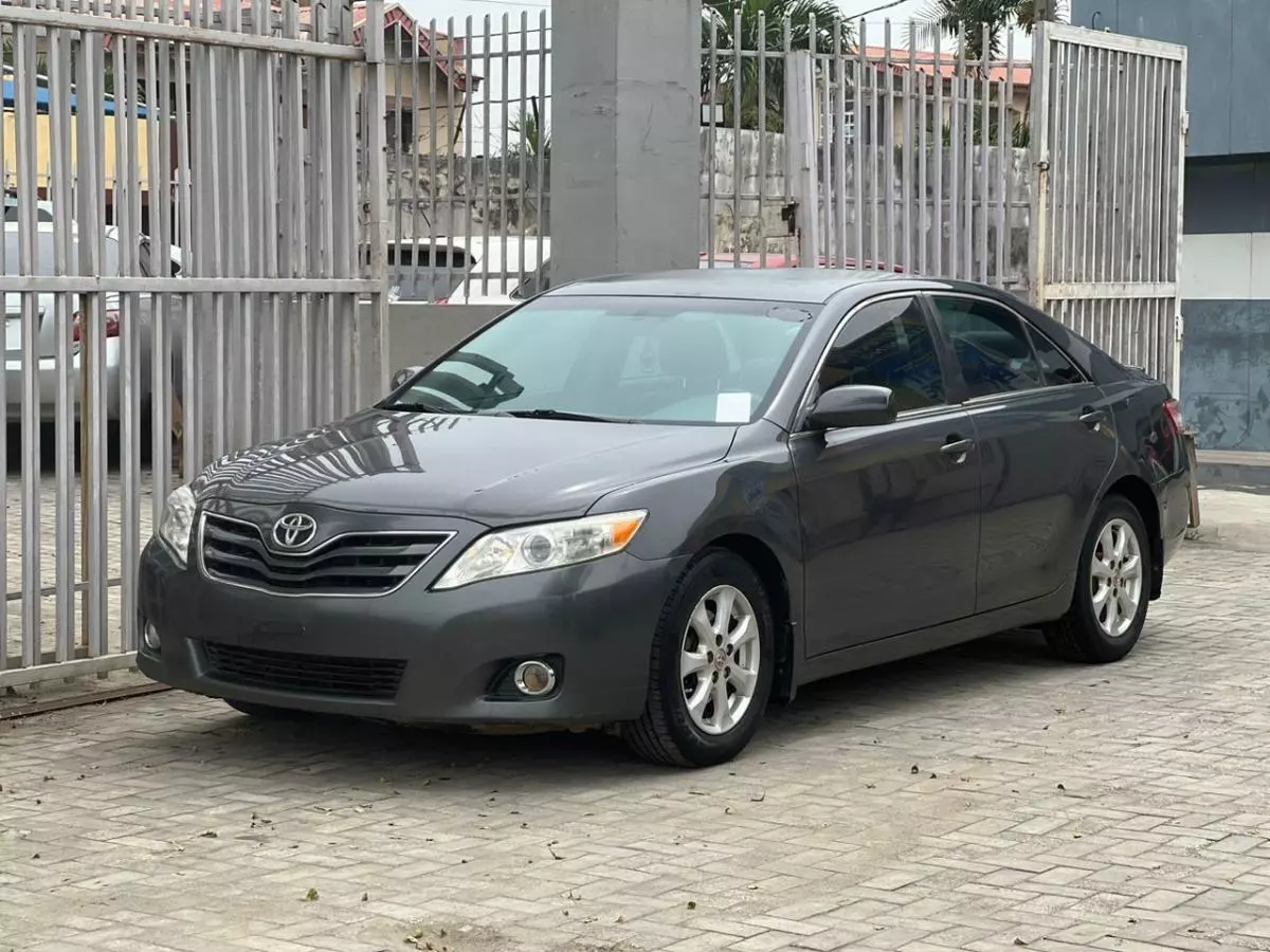 Toyota Camry   - 2011