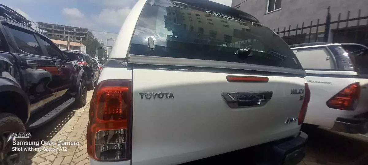 Toyota Hilux   - 2017
