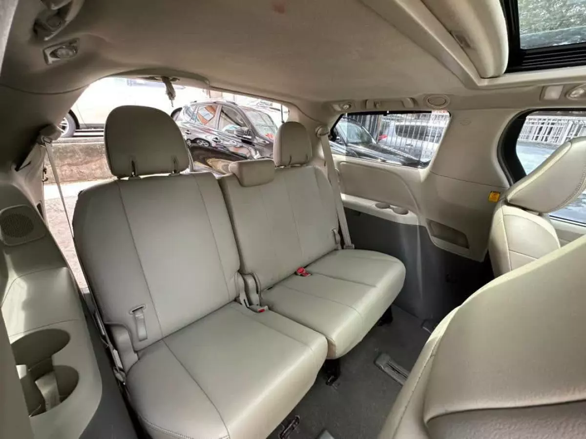 Toyota Sienna - 2011