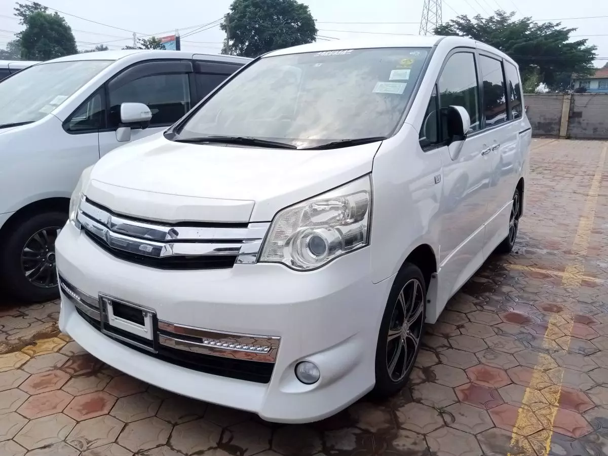 Toyota Noah   - 2011