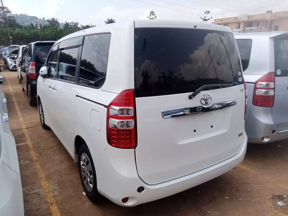 Toyota Noah   - 2011