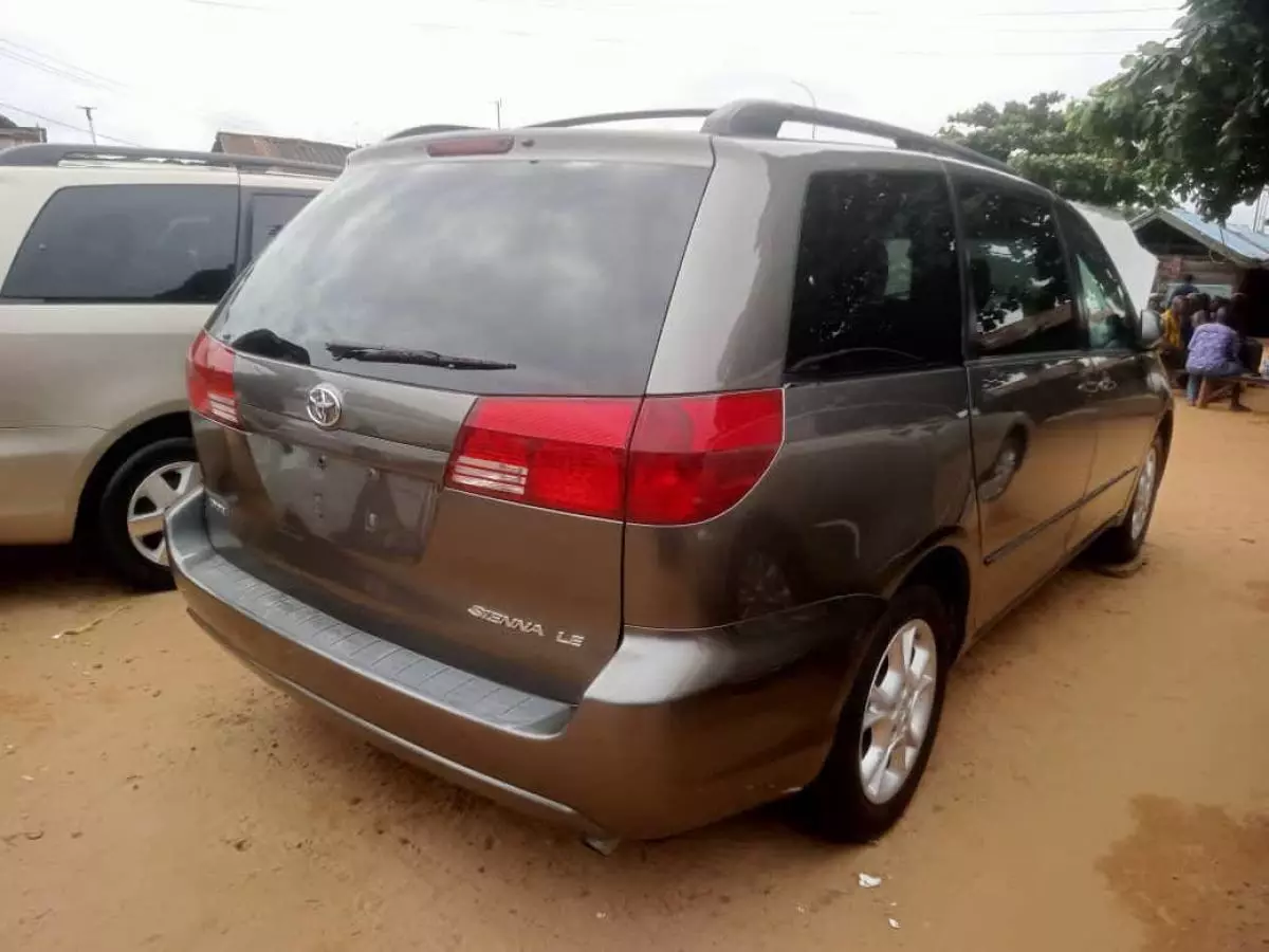 Toyota Sienna   - 2004