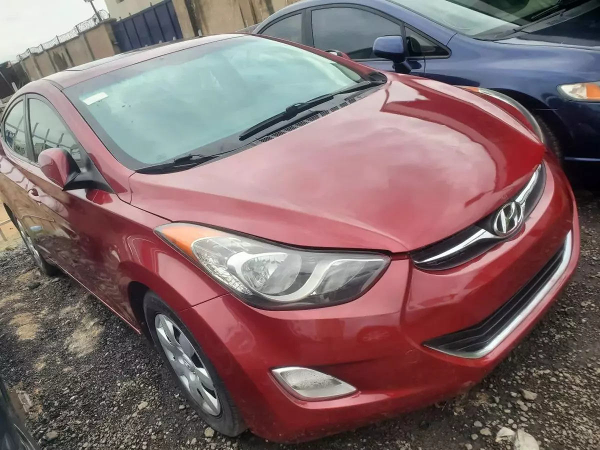 Hyundai Elantra   - 2011