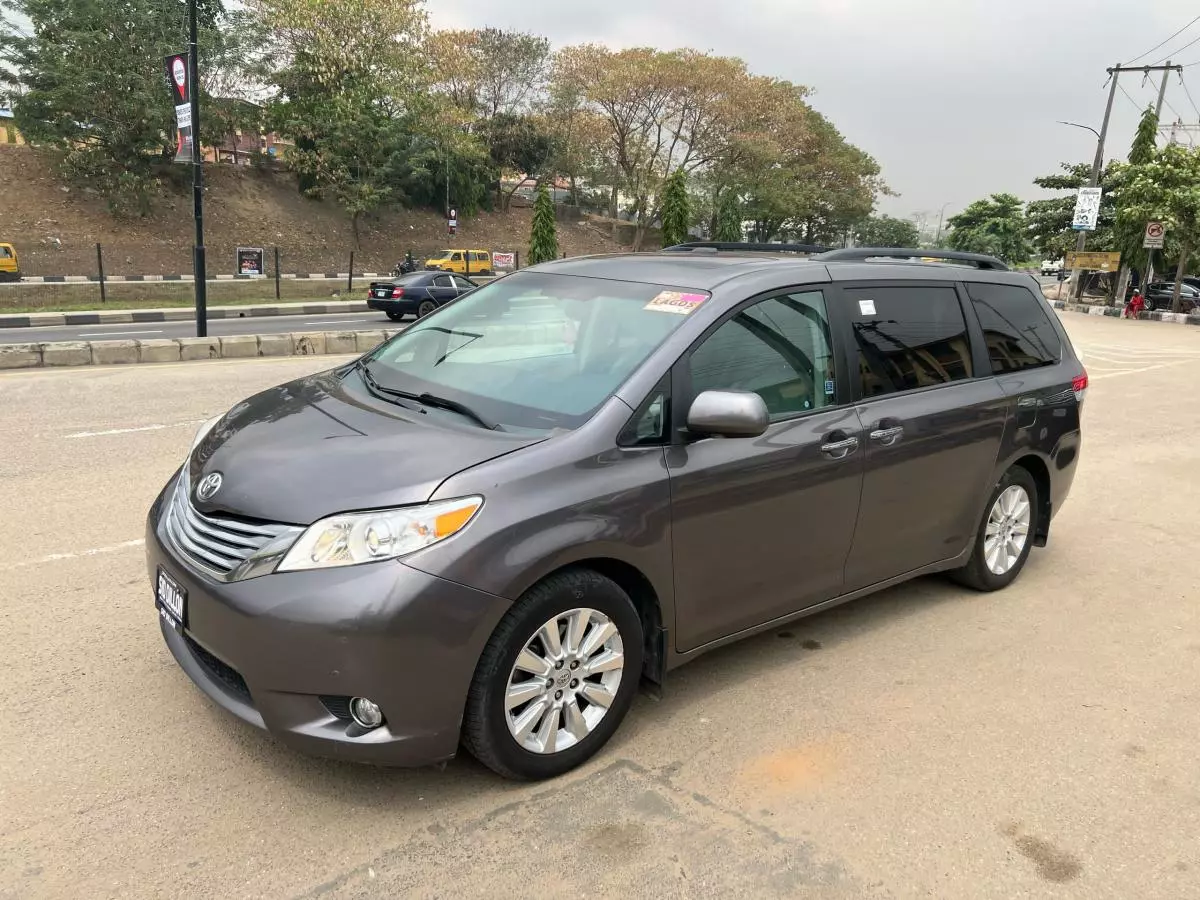 Toyota Sienna   - 2011