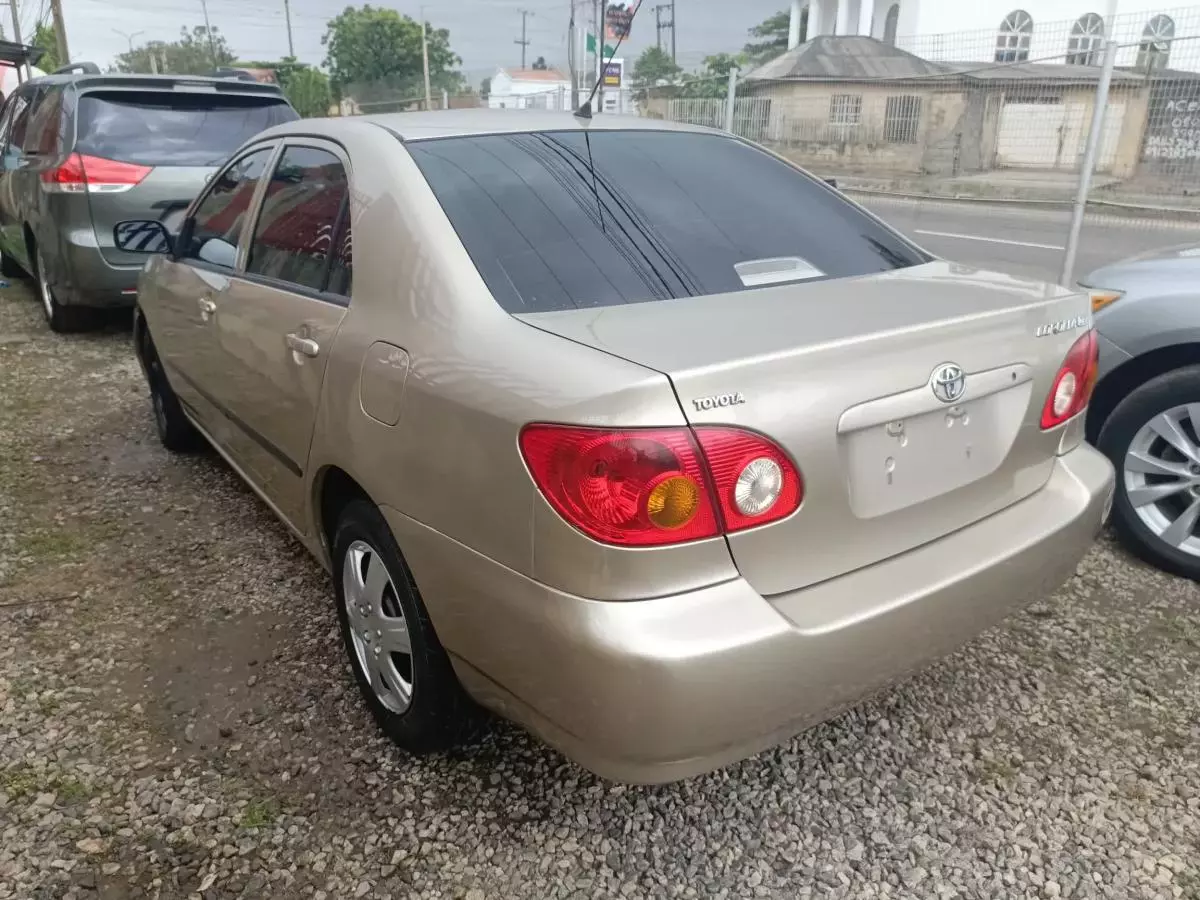 Toyota Corolla   - 2004