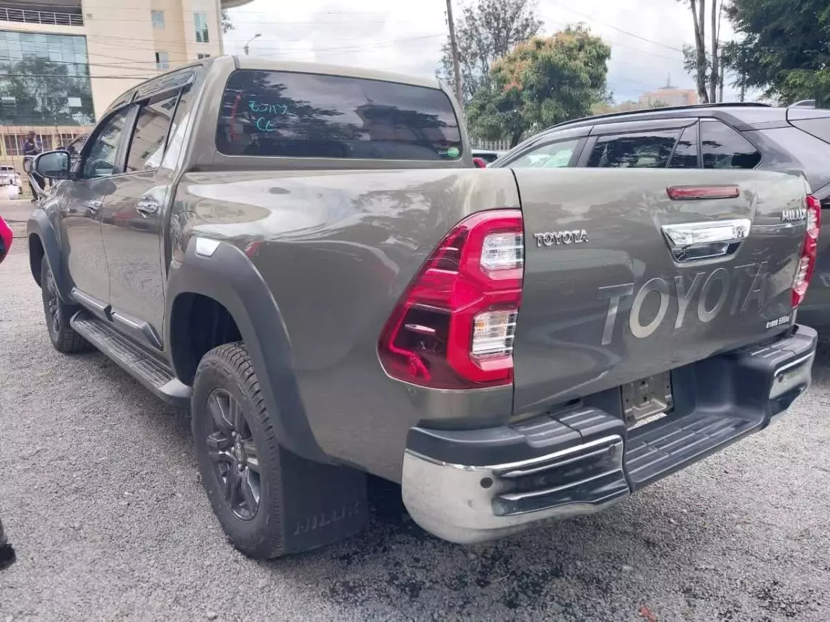 Toyota Hilux    - 2021