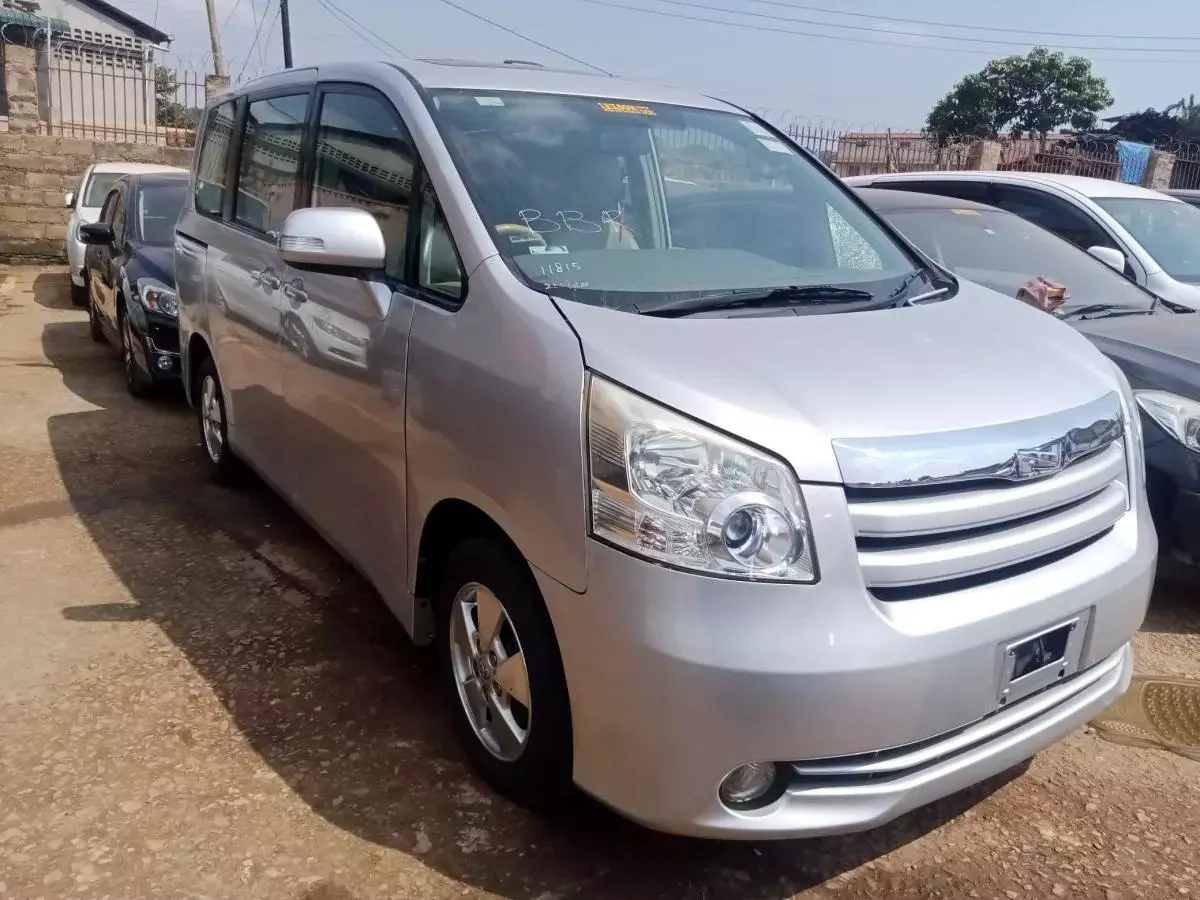 Toyota Noah   - 2009