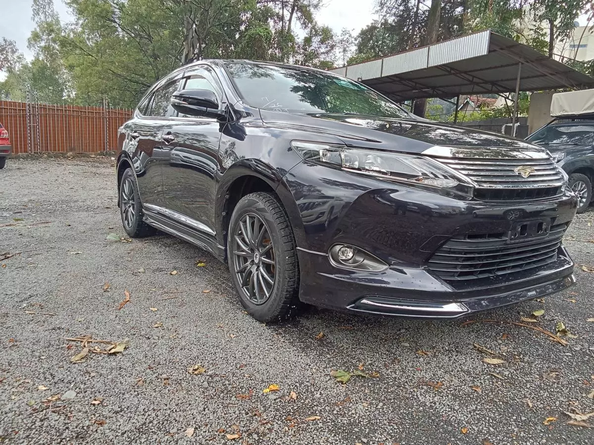 Toyota Harrier   - 2017