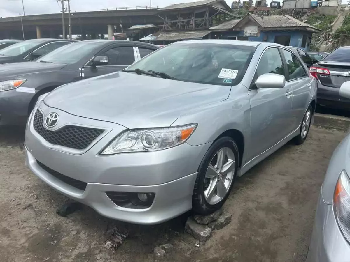 Toyota Camry   - 2010