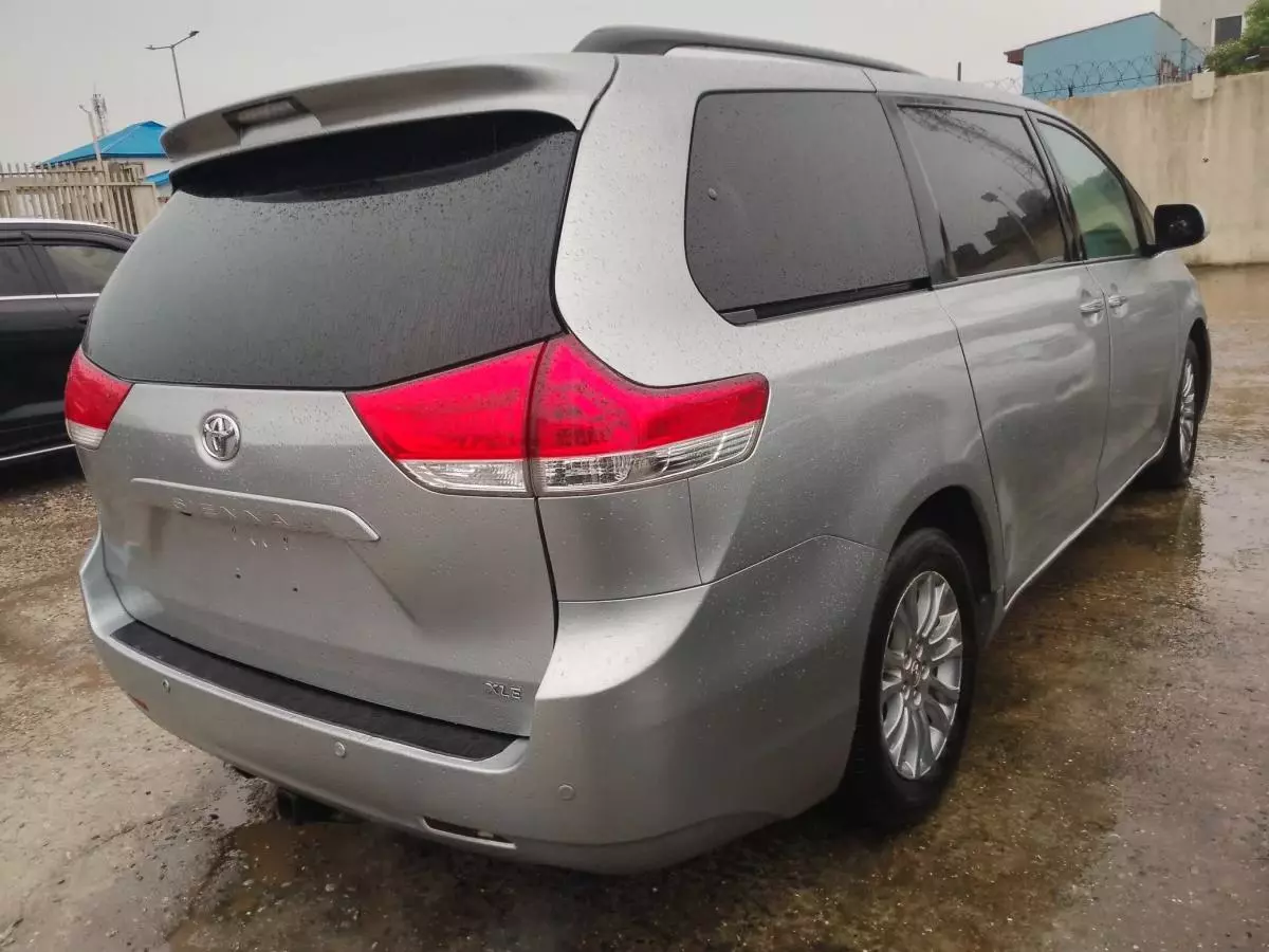 Toyota Sienna   - 2011