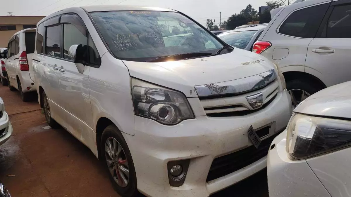 Toyota Noah   - 2010