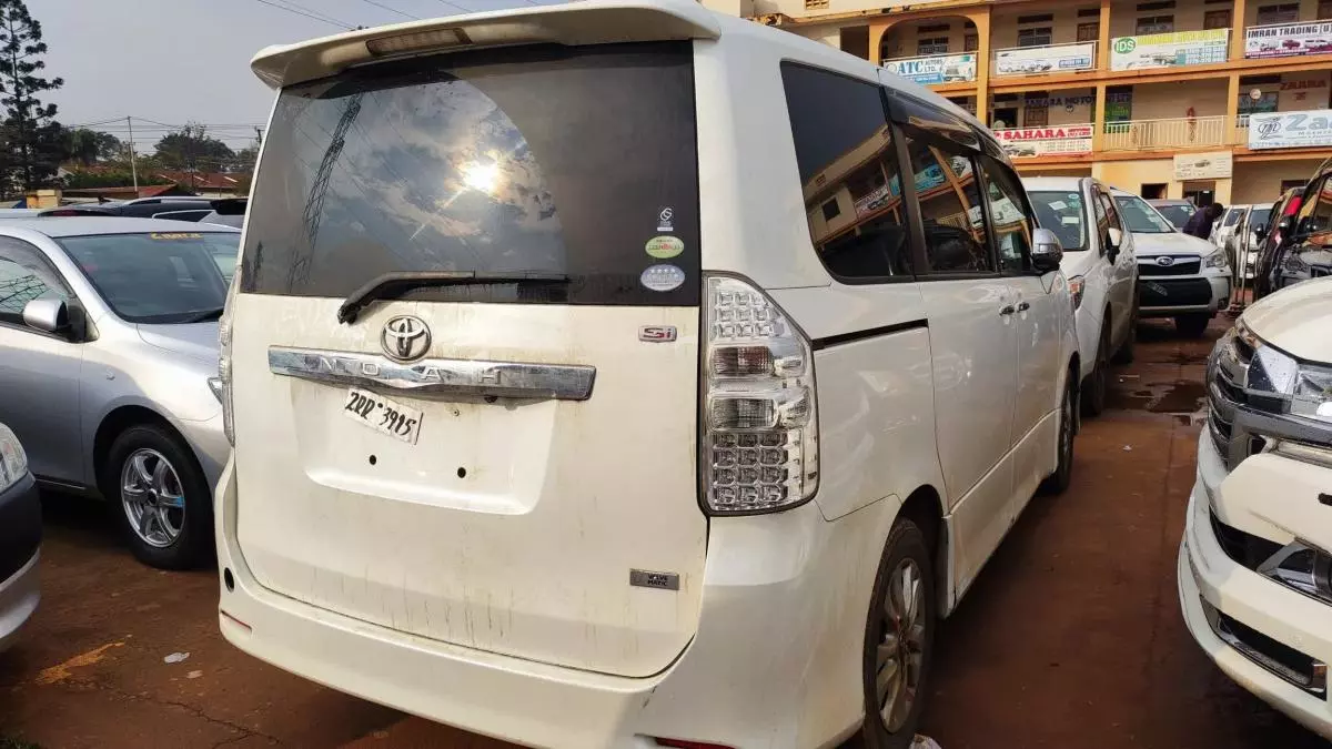 Toyota Noah   - 2010