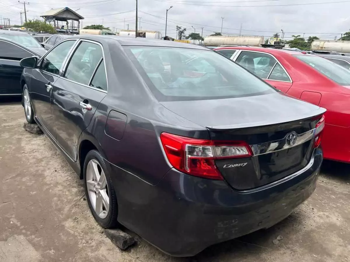 Toyota Camry   - 2012