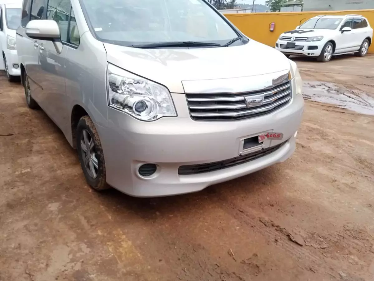 Toyota Noah   - 2010