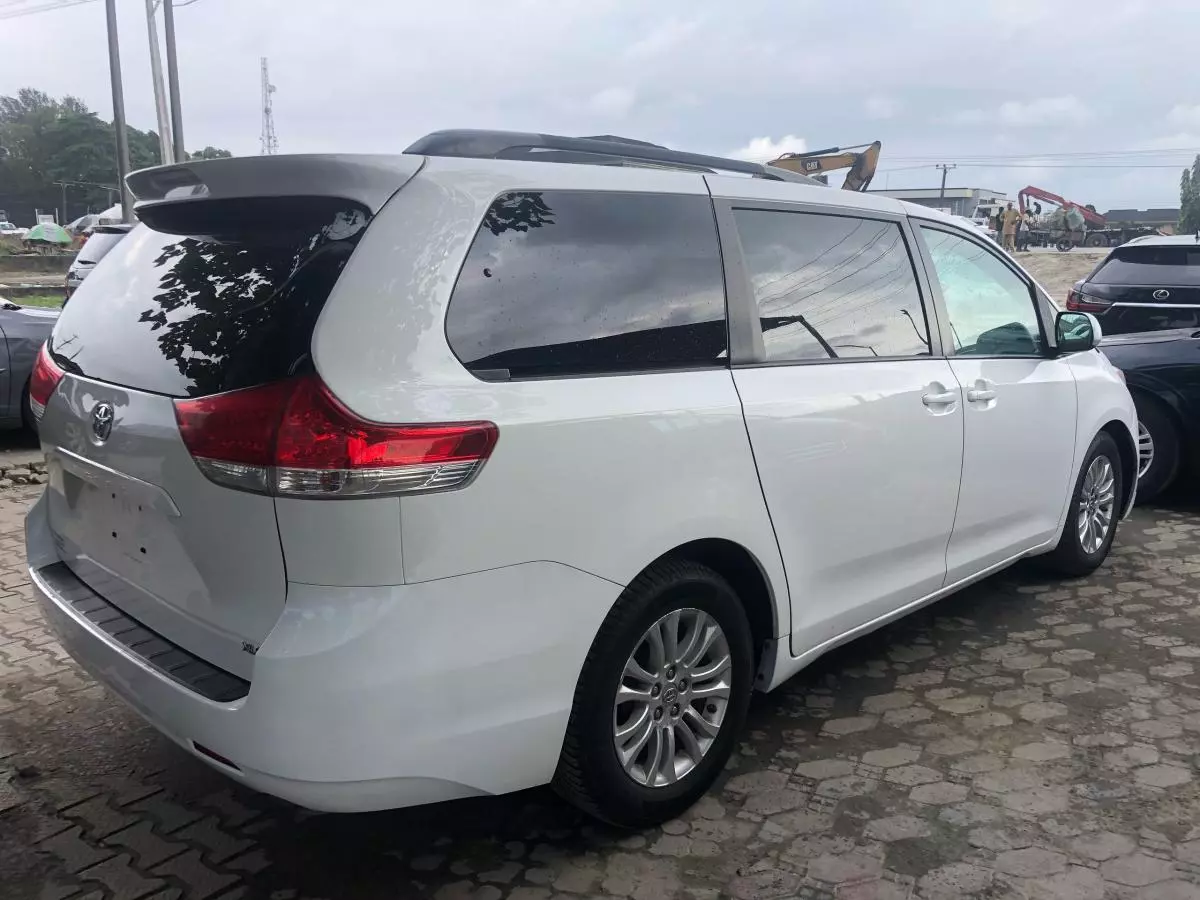 Toyota Sienna   - 2012