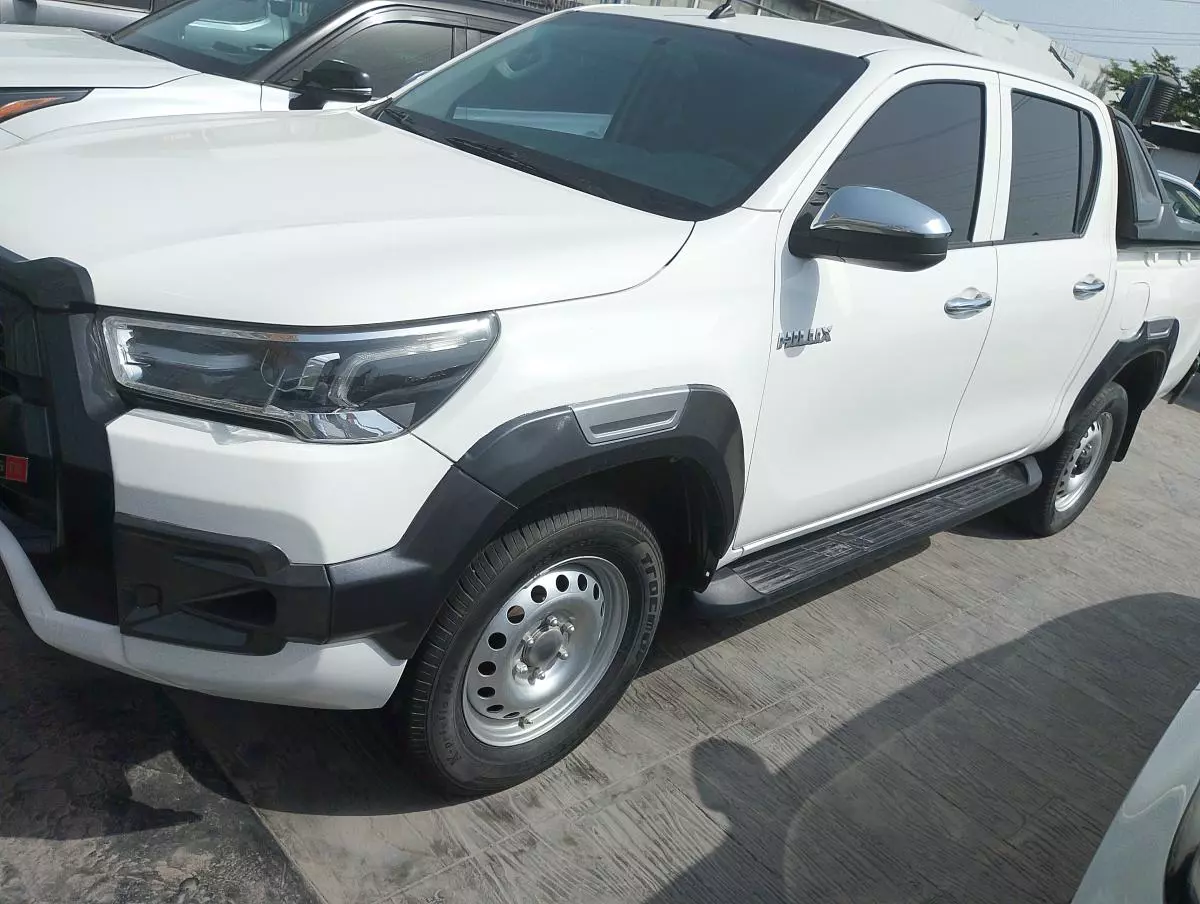 Toyota Hilux   - 2017