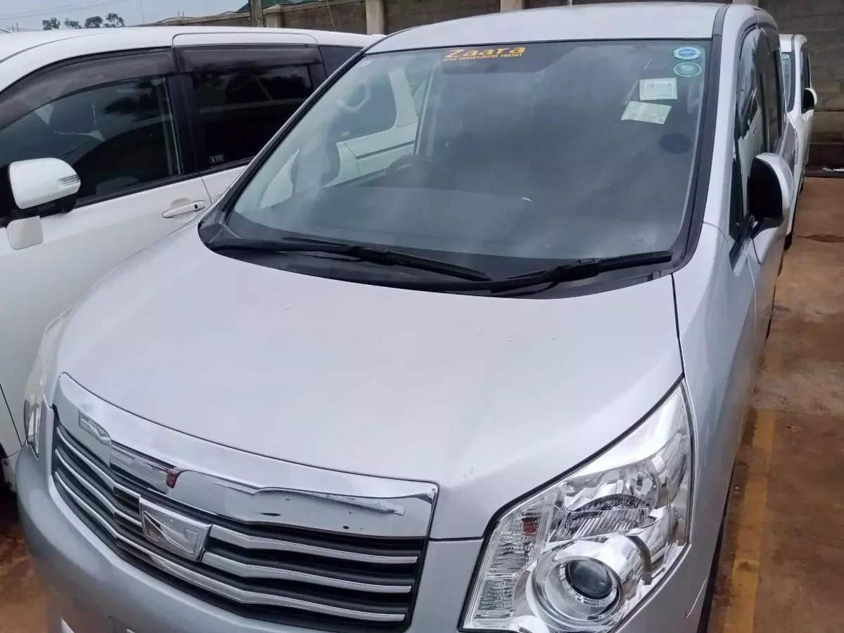 Toyota Noah   - 2011