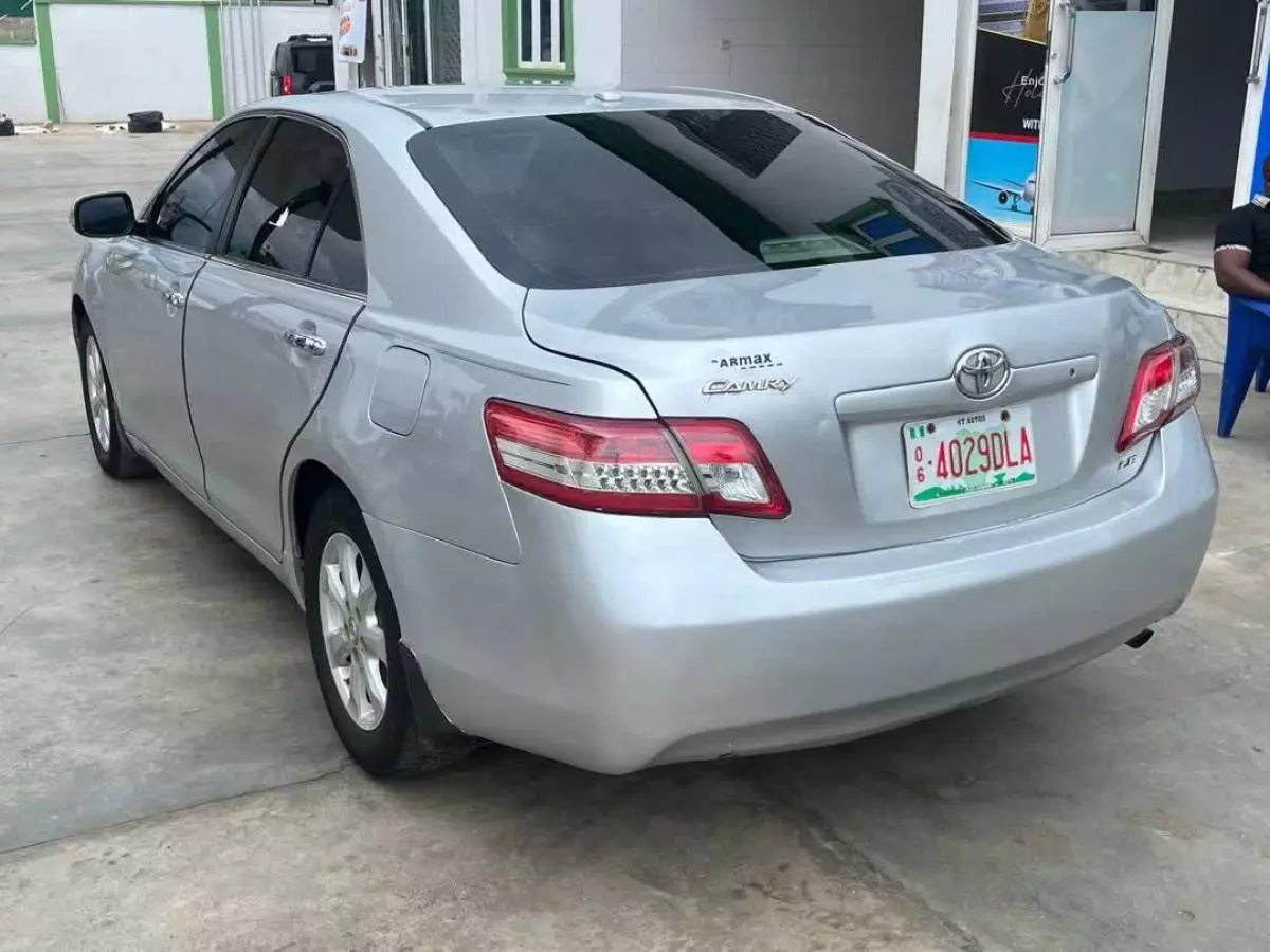 Toyota Camry   - 2011