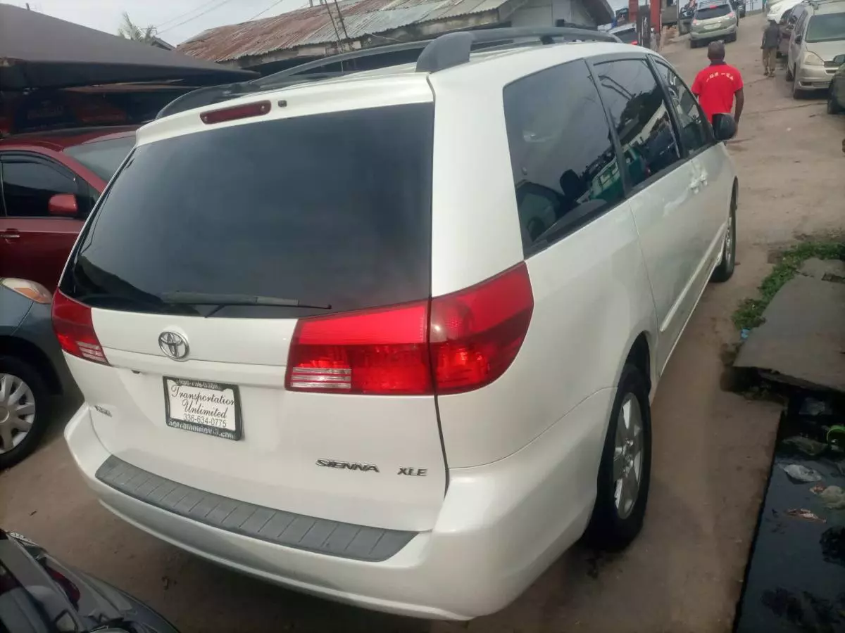 Toyota Sienna   - 2010