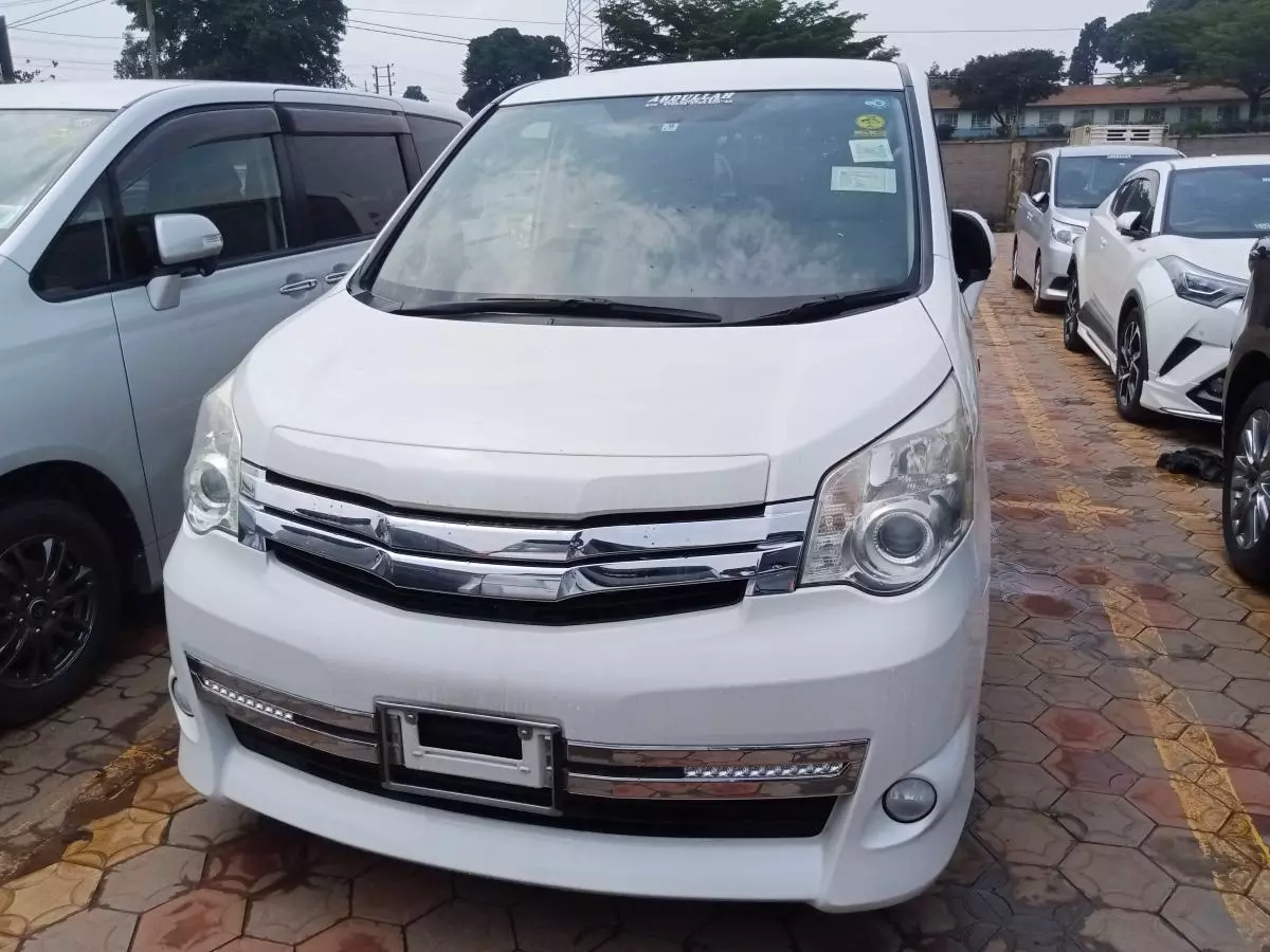 Toyota Noah   - 2011