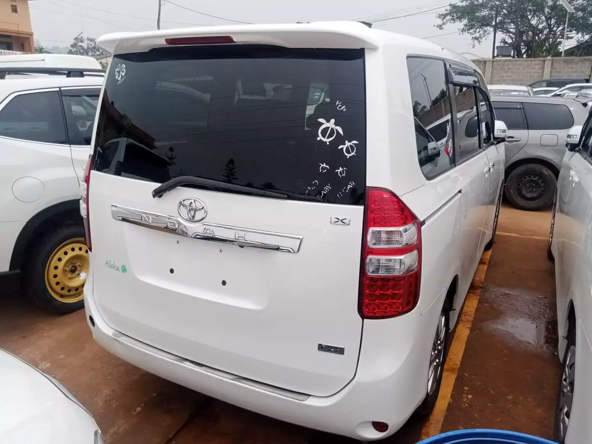 Toyota Noah   - 2012