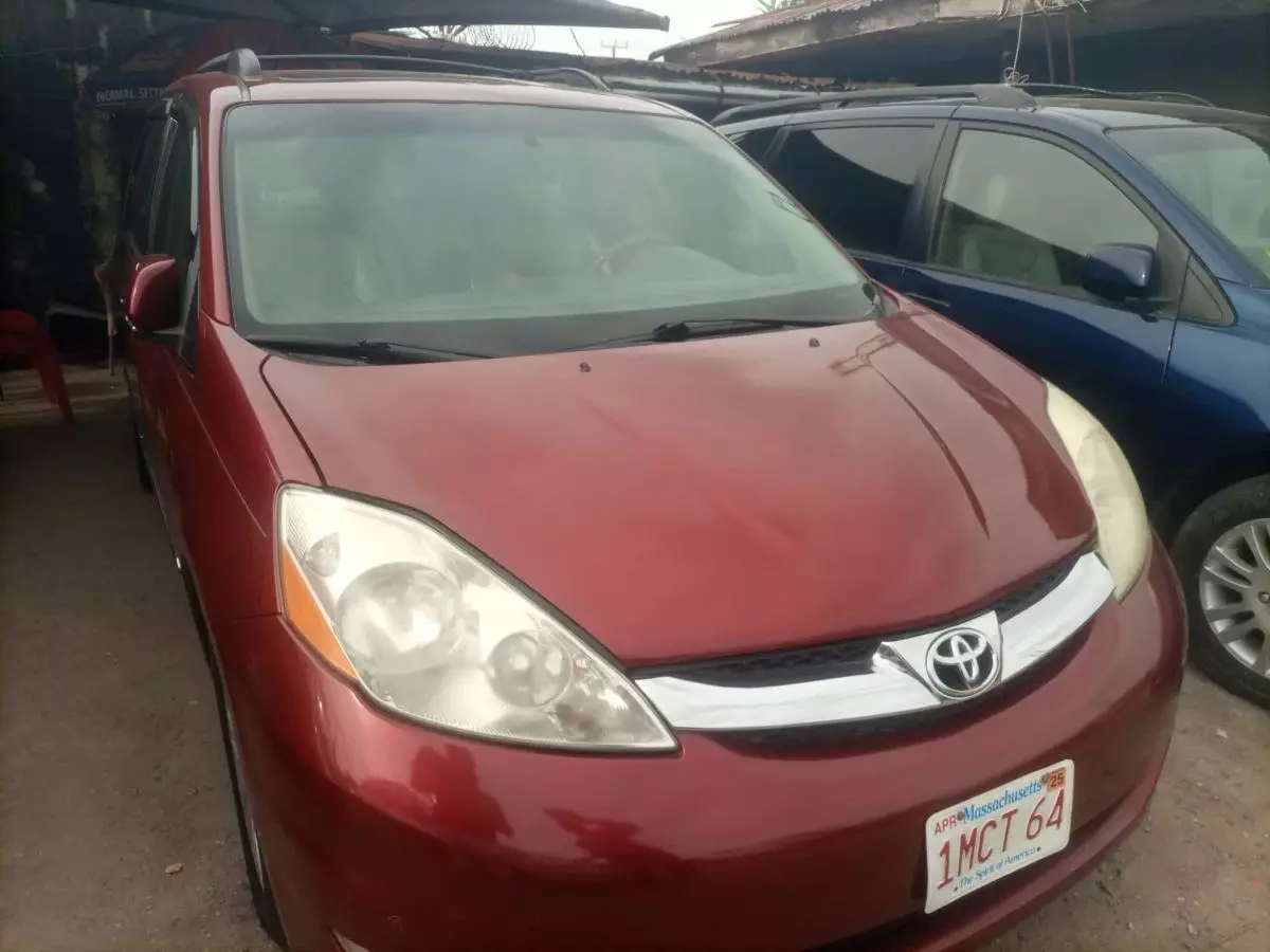 Toyota Sienna   - 2010