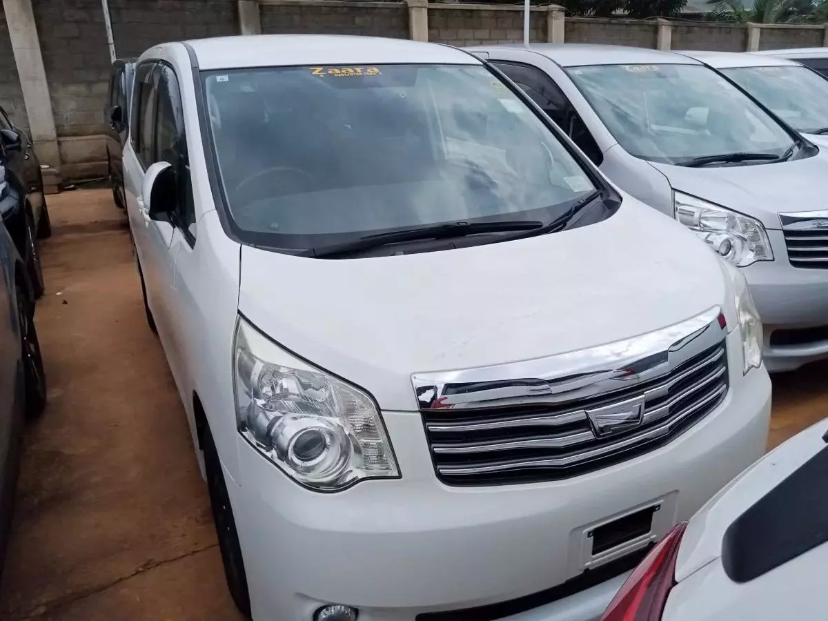 Toyota Noah   - 2011