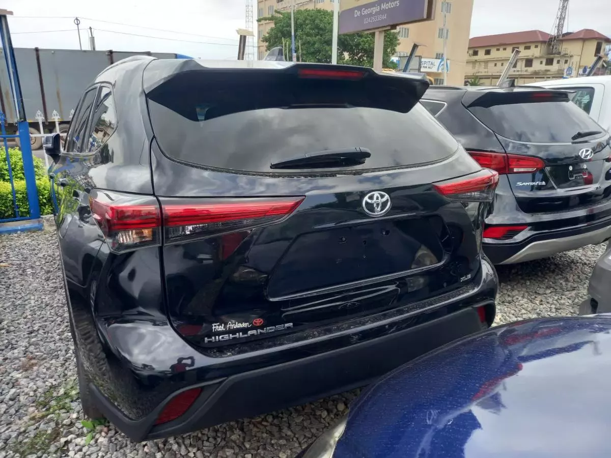 Toyota Highlander   - 2021