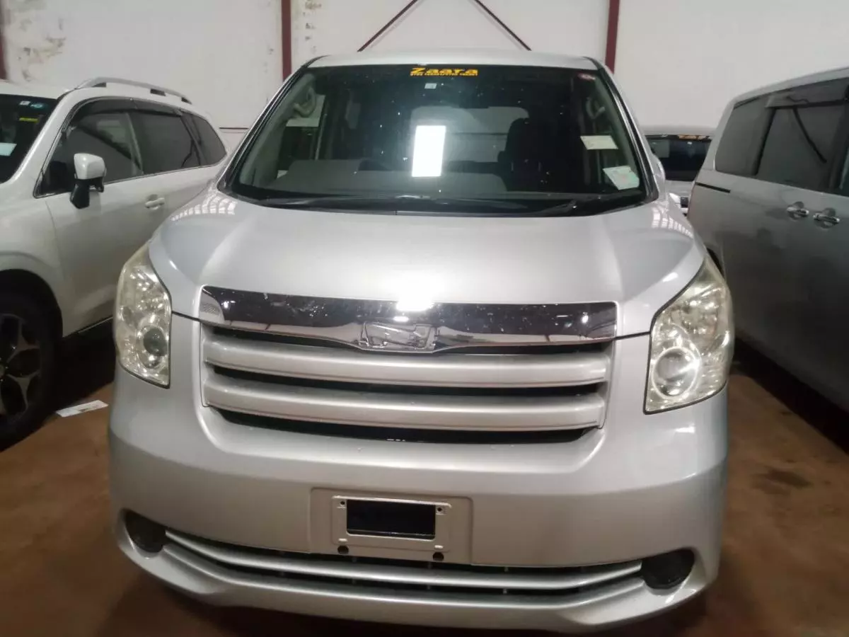 Toyota Noah   - 2009