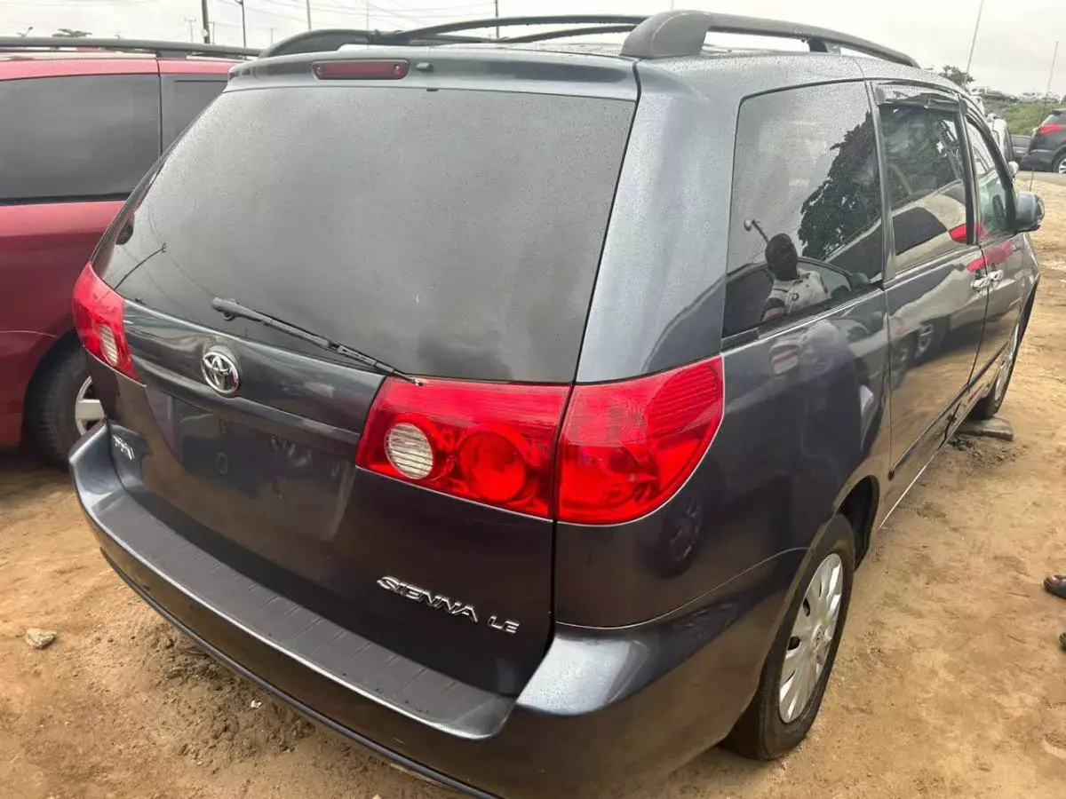 Toyota Sienna   - 2006