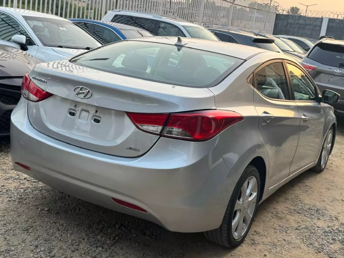 Hyundai Elantra   - 2011