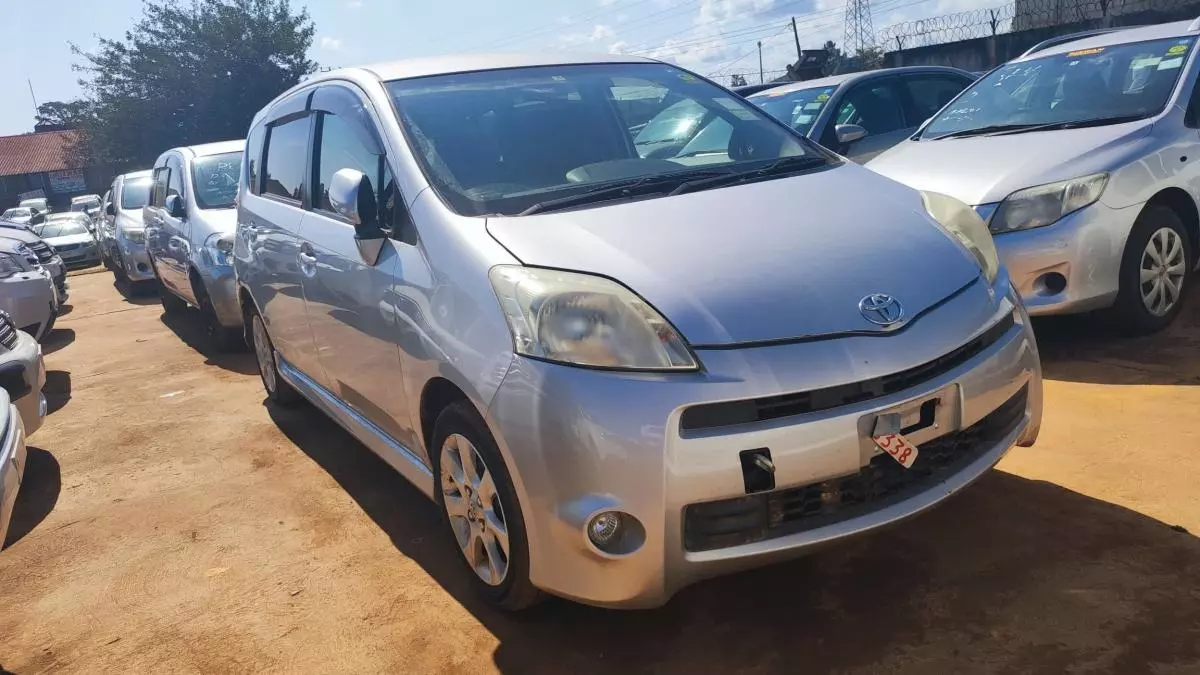 Toyota Passo Sette   - 2011