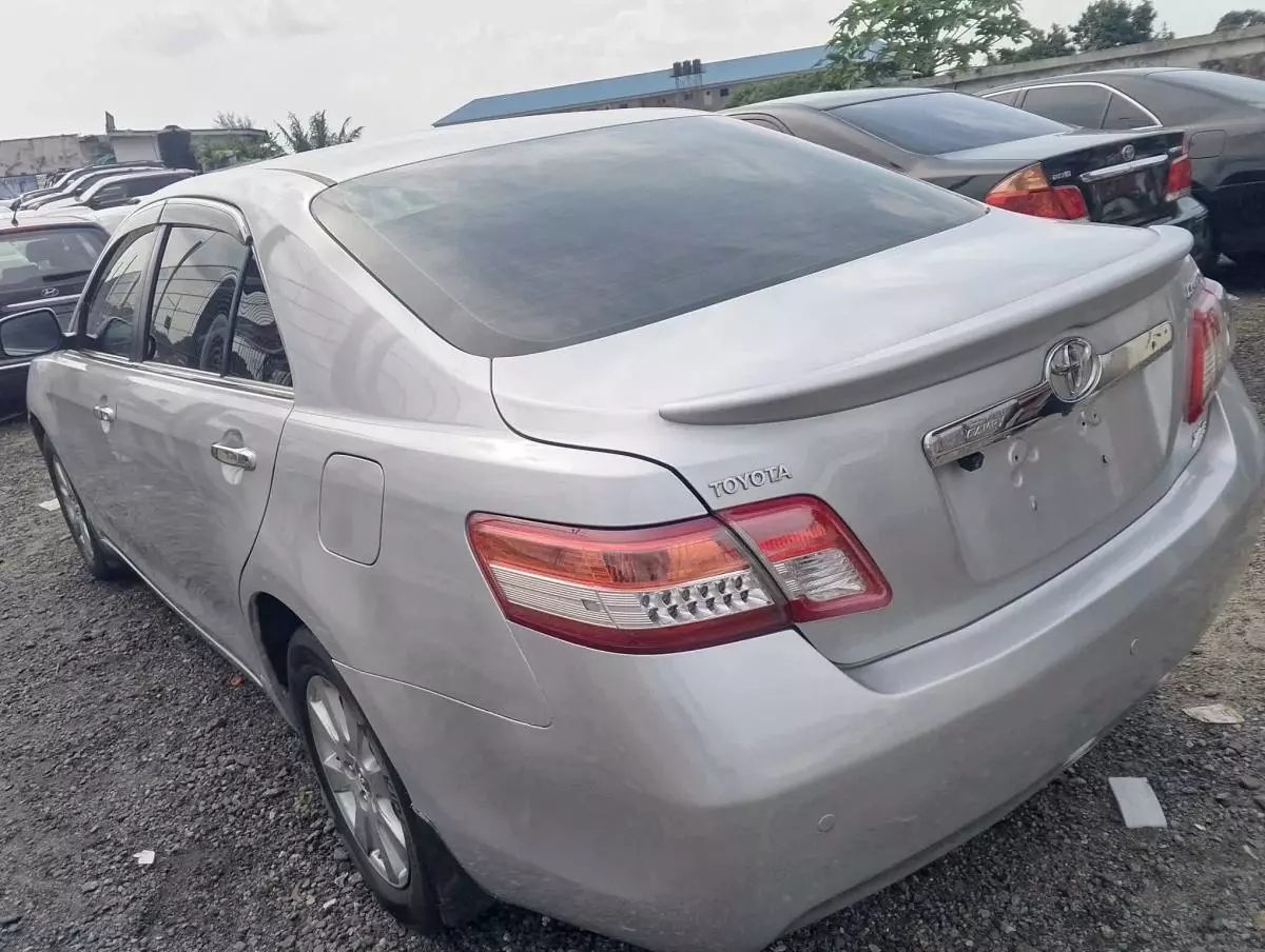 Toyota Camry   - 2010