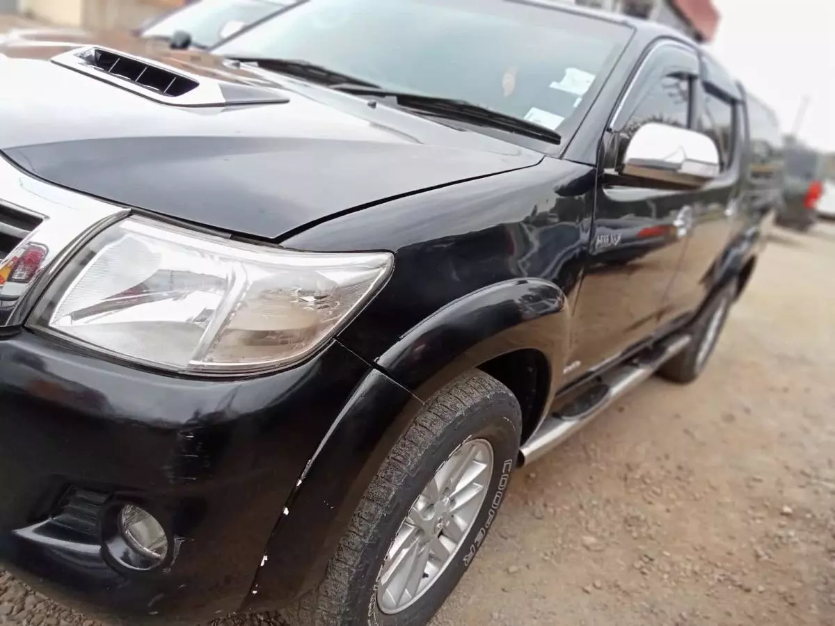 Toyota Hilux   - 2012