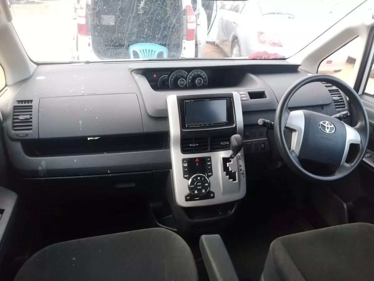 Toyota Noah   - 2011