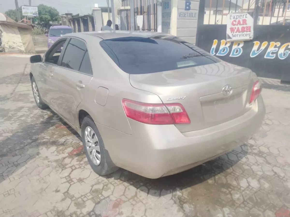 Toyota Camry   - 2009