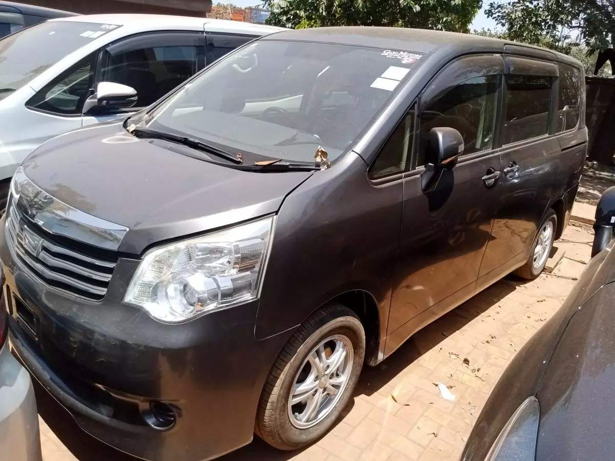 Toyota Noah   - 2011